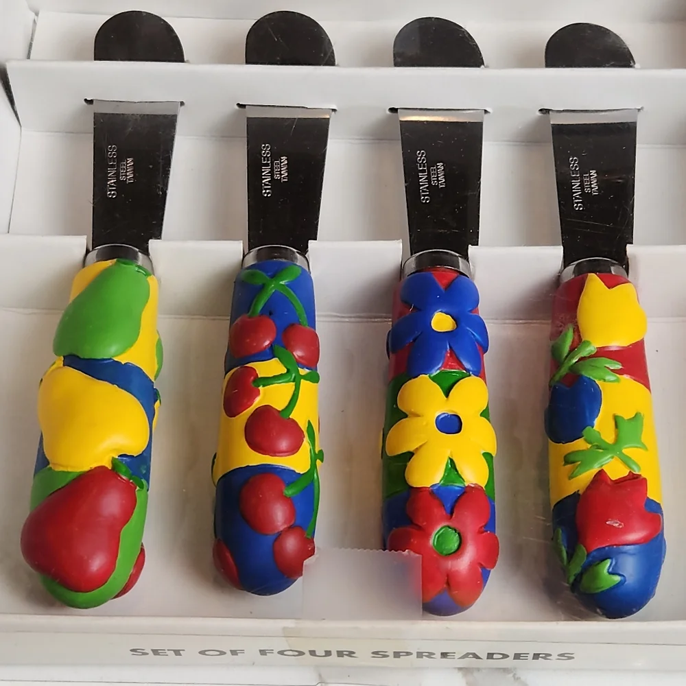 VINTAGE NEW SET OF FOUR SPREADERS FLORAL & VEGETABLES THEME